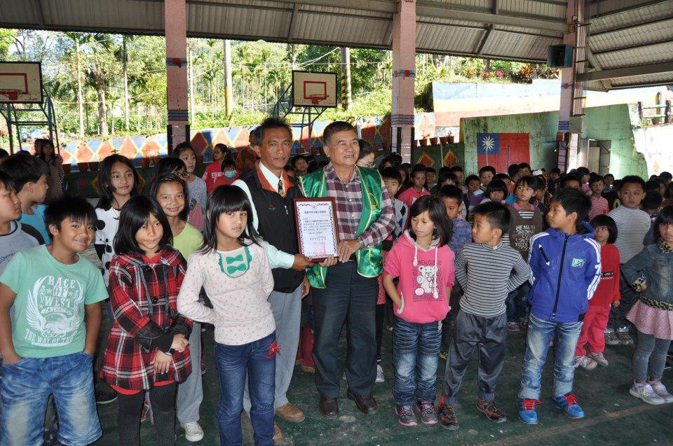 華光護民生，學童展歡顏