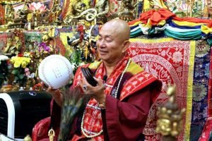 蓮生活佛盧勝彥主持「地藏菩薩本尊法」同修後，由廖師姐介紹「金潭國小」